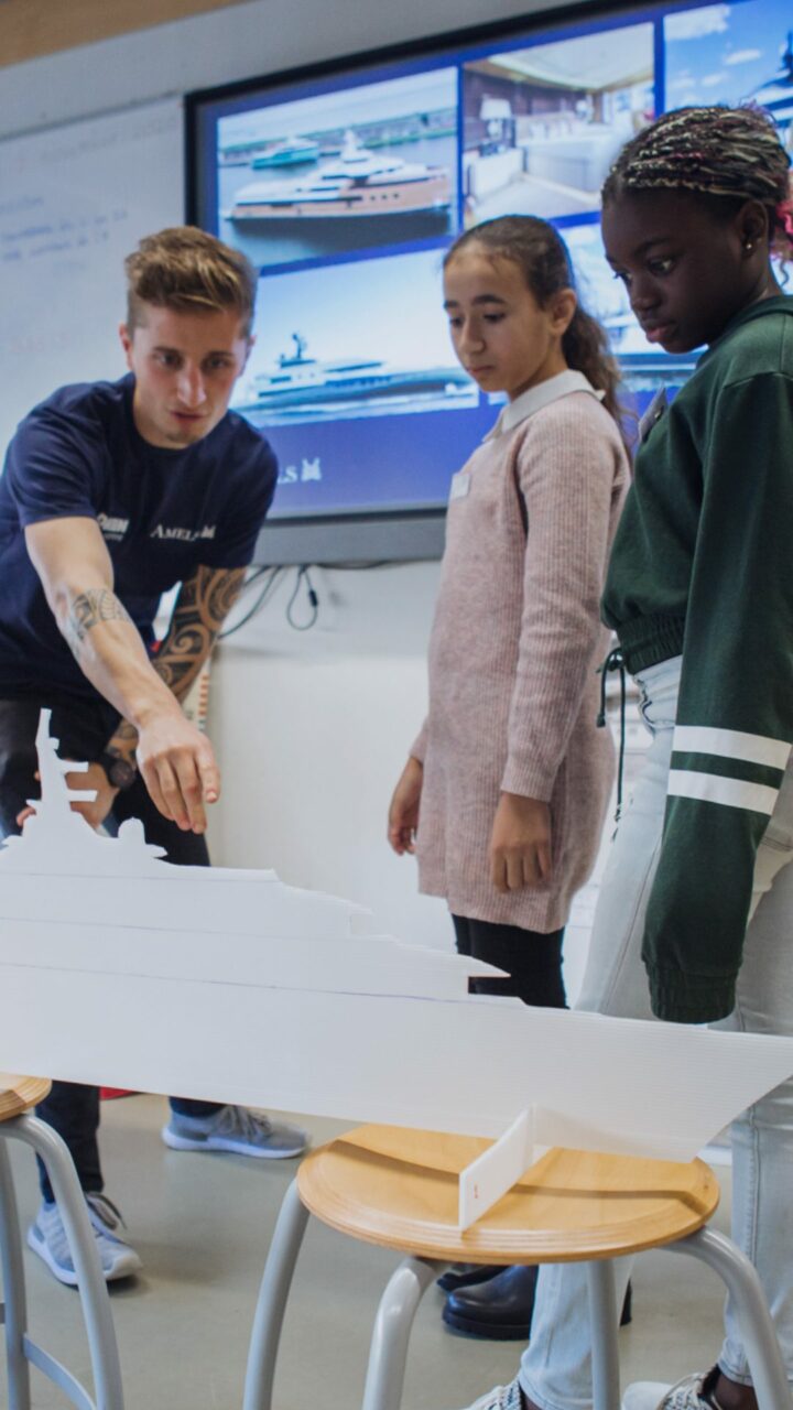Leerlingen krijgen uitleg van een gastdocent werkzaam bij sponsor Damen Shipyards - Logistiek en Transport – Vlissingen – Arno Stevens